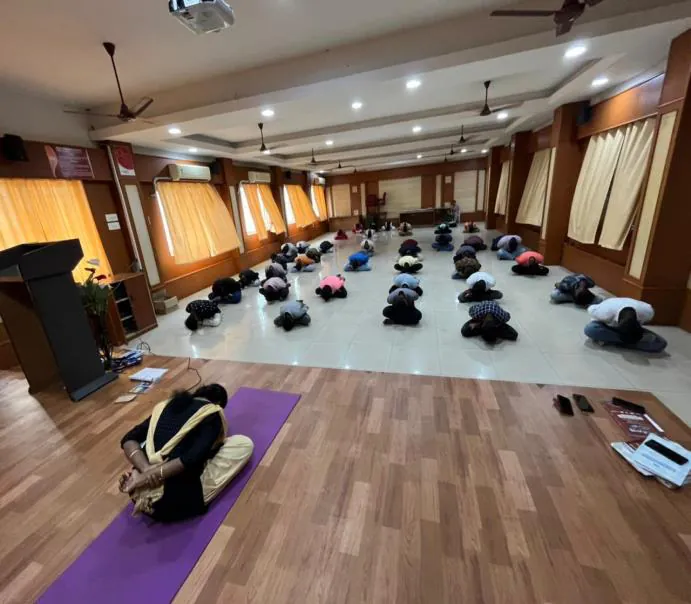 A wide view of the hall during the bridge course